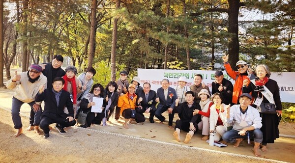 ‘2025 국회의원 맨발걷기 한마음대회’ 뒤 맨발걷기 국민운동 지원법률안을 대표 발의한 이개호 의원(중앙)과 박동창 회장(오른쪽) 등이 기념 촬영하고 있다. 사진제공=맨발걷기국민운동본부