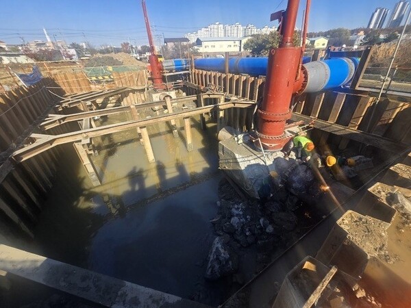 지난 14일 경기 고양시에서 파주시로 연결되는 광역송수관로가 공사 중 파손되어, 이로 인해 파주 지역의 17만 가구가 급수 문제를 겪었다. 연합뉴스