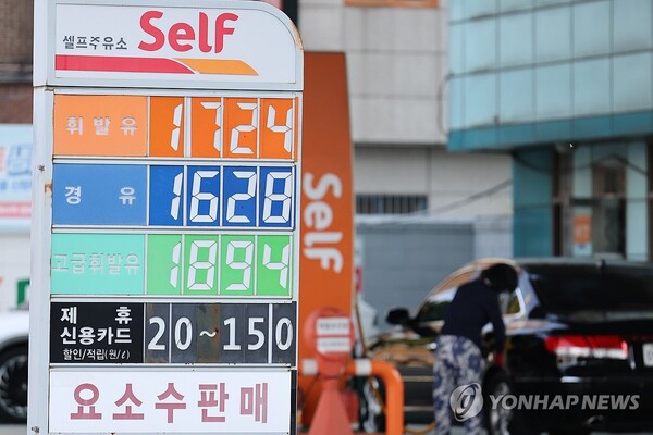 국내 주유소의 휘발유와 경유 가격이 3주 연속으로 상승세를 보이고 있다. 연합뉴스