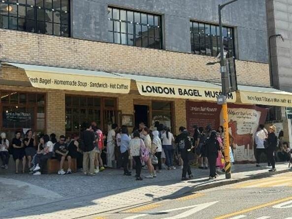 런던베이글뮤지엄 운영사인 엘비엠은 최근 발생한 20대 직원의 과로사 의혹과 관련해 근로환경 개선 계획을 내놓았다. 연합뉴스