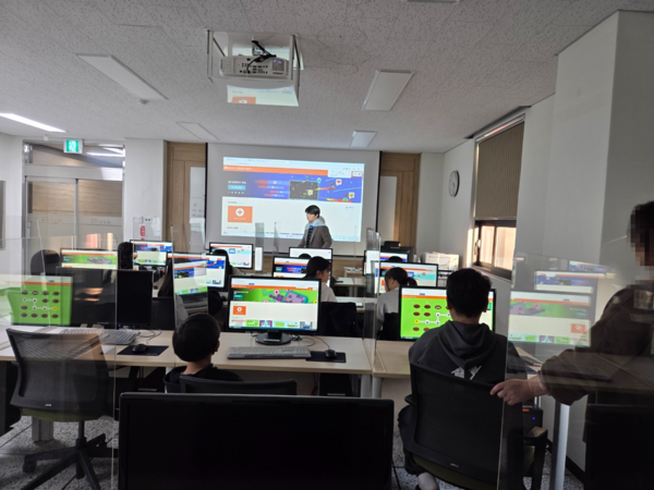 단양군청소년수련관과 매포청소년문화의집은 충주시 청년기업 애드인소프트와 협력해 지난달부터 프로그램을 시범 운영했으며, 높은 호응을 바탕으로 2개월 차부터 정규 과정으로 전환했다.