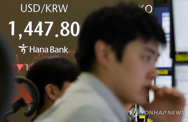 원/달러 환율이 치솟으면서 각 산업계가 전례 없는 혼란을 겪고 있다. 연합뉴스