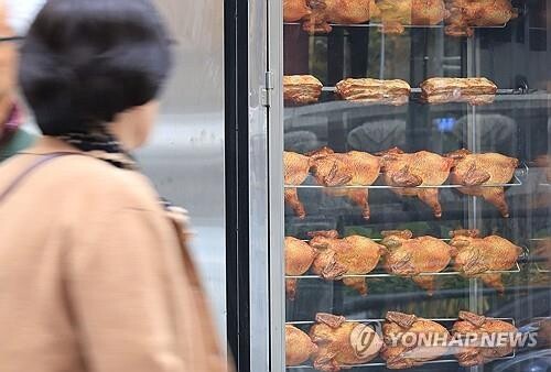 치킨 프랜차이즈 기업들이 육계 가격의 인하에도 불구하고 치킨 가격을 올린 것에 대한 비판이 나왔다. 연합뉴스