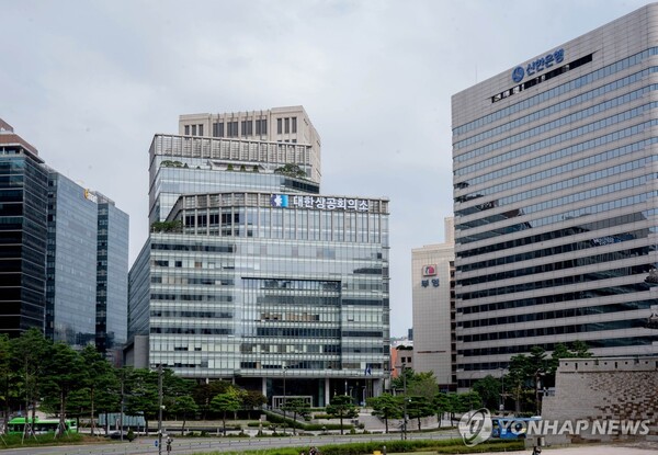 최태원 대한상공회의소 회장이 국민의힘 지도부와의 정책 간담회를 통해 경제 현안에 대한 다양한 건의사항을 제시했다. 연합뉴스