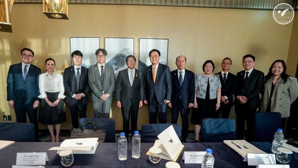 DL이앤씨의 박상신 대표가 페르디난드 마르코스 주니어 필리핀 대통령과 에너지 및 인프라 사업 협력을 논의하기 위해 부산에서 만났다. 연합뉴스