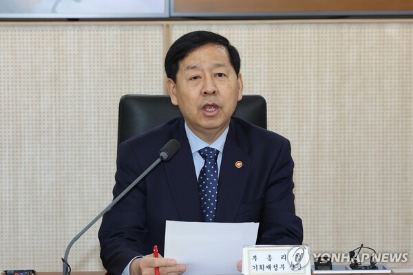 구윤철 부총리 겸 기획재정부 장관은 19일 경제관계장관회의에서 연말까지 재정이 경제의 든든한 버팀목이 될 수 있도록 지속적으로 관리하겠다고 밝혔다. 연합뉴스