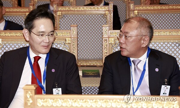 현대차그룹의 정의선 회장은 아랍에미리트에서 열린 한-UAE 비즈니스 라운드 테이블 행사에서 미국과의 관세 협상이 타결됨에 따라 내년 미국 시장이 개선될 가능성을 밝혔다. 연합뉴스