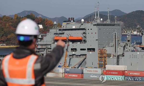 한화오션은 최근 부산과 경남 지역의 중소 정비업체들과 협력하여 미 해군 군수지원함인 '월리 쉬라' 호의 MRO(유지·보수·정비) 연합뉴스
