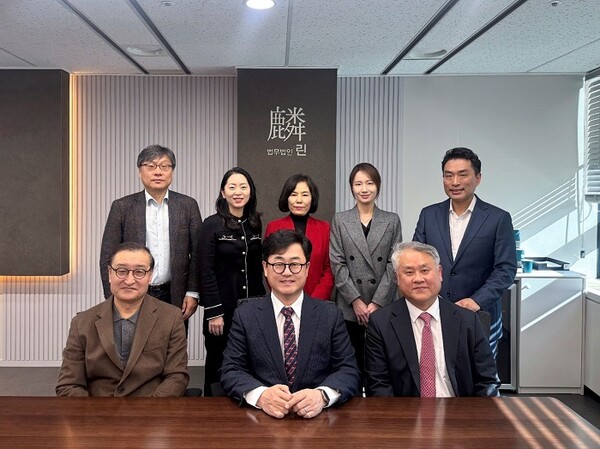 ▲사진: 사진 왼쪽부터 방석호, 구태언, 정경오, 유창하, 안서연, 임혜경, 조선희, 전응준 변호사