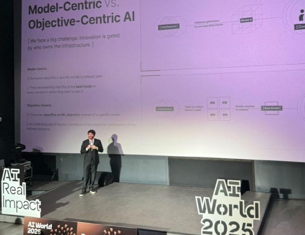 ▲사진: 알로라 랩스 창업자인 닉 에먼스가  한국에서 열린 AI World 2025에서 발표를 하는 모습