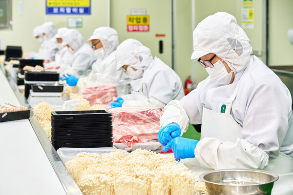 투다리 서산공장에서 작업자들이 꼬치를 수작업으로 만들고 있다. 