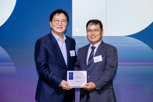 11월 17일 서울 여의도 글래드호텔에서 열린 ‘한숲 파트너스 데이’ 행사에서 DL이앤씨 박상신 대표(왼쪽)와 태일씨앤티 조왕래 소장이 기념 촬영을 하고 있다.