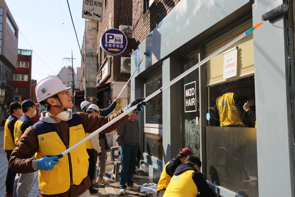 소상공인 노후점포 환경개선 작업을 실시하고 있는 모습. 