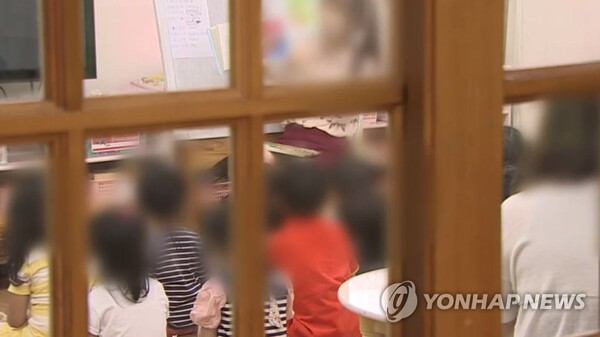 강원도 춘천의 한 유치원에서 발생한 아동 학대 의혹 사건 이후, 유치원 내 폐쇄회로(CC)TV 설치 의무화 논쟁이 재점화되고 있다. 연합뉴스