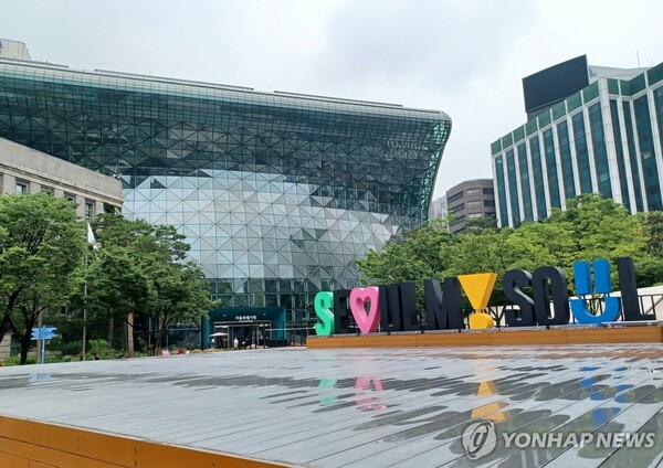 유명 외식 프랜차이즈의 대표가 가맹점주들에게 고금리 대출을 제공하여 부당한 이득을 취한 혐의로 검찰에 송치됐다. 연합뉴스