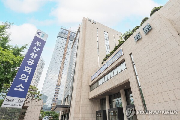 국토교통부는 최근 가덕신공항의 용지조성 공사 기한을 84개월에서 106개월로 연장하기로 결정하고, 연내 재입찰을 추진할 계획이라고 밝혔다. 연합뉴스