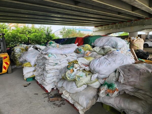 전북 군산해양경찰서는 그물 판매업자 A씨를 특정경제범죄가중처벌법 위반 혐의로 구속 송치했다고 밝혔다. 연합뉴스