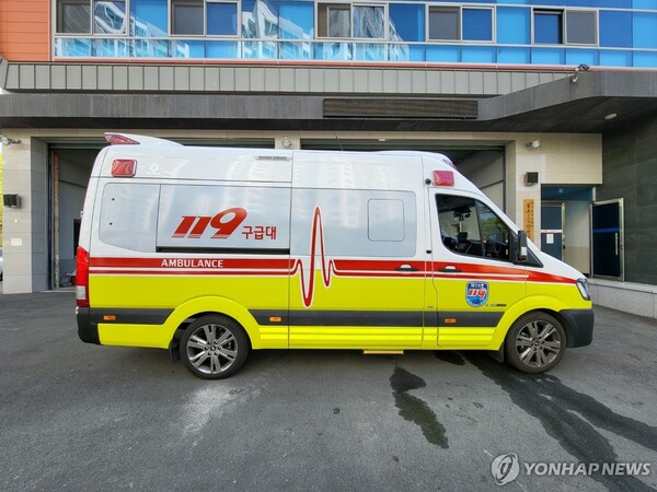 지난달 부산에서 한 고등학생이 응급실을 찾지 못한 채 구급차 안에서 사망한 사건을 계기로, 소방노조가 소방서의 대전환을 촉구하고 나섰다. 연합뉴스