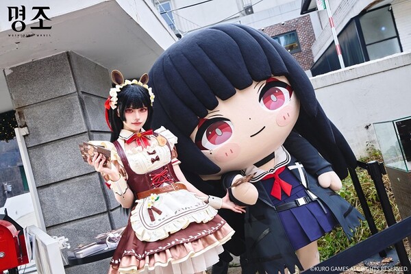 '띵조 카페'에서 방랑자들을 환영하는 치사 코스프레어와 인형탈