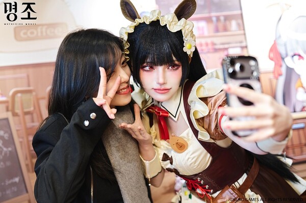 방랑자들과 기념사진 촬영 중인 치사 코스프레어