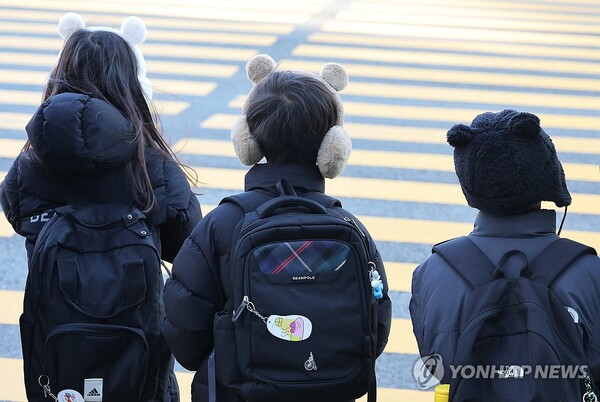 기상청에 따르면 올겨울 기온은 평년 수준에 머무르거나 다소 높아질 것으로 보인다. 연합뉴스