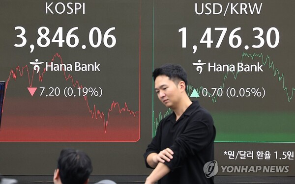 원/달러 환율이 외국인 투자자의 매도세에 6거래일 연속 상승세를 이어가며 7개월 반 만에 최고 수준을 기록했다. 연합뉴스