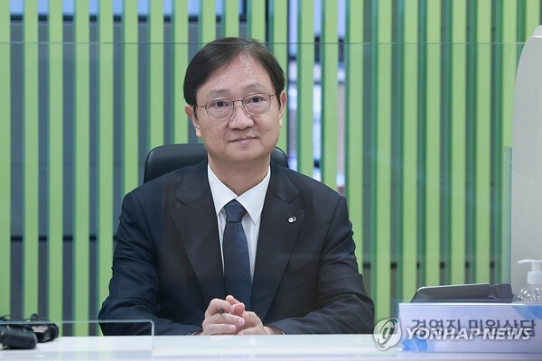 금융당국 수장인 이찬진 금융감독원장은 24일, 서울 여의도의 키움증권 본점을 방문하여 종합금융투자사업자 및 단기금융업 사업자로서의 발걸음을 내딛은 키움증권에 모험자본 공급의 중요성을 강조했다. 연합뉴스