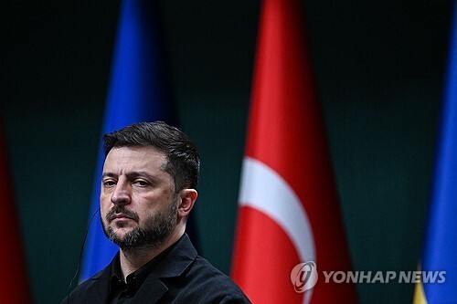 도널드 트럼프 미국 대통령이 우크라이나와의 종전 협상에 강한 압박을 가하고 있는 가운데, 볼로디미르 젤렌스키 우크라이나 대통령은 복잡한 국내외 정치적 상황 속에서 깊은 고민에 빠져 있다. 연합뉴스