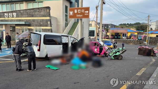 제주도 부속섬 우도에서 발생한 대형 렌터카 사고가 지역 사회의 큰 논란으로 이어지고 있다. 연합뉴스