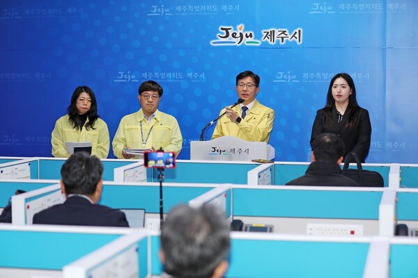 제주시는 우도의 천진항에서 발생한 차량 사고에 대해 25일 브리핑을 열고 피해자 지원에 총력을 기울이고 있다고 발표했다. 연합뉴스