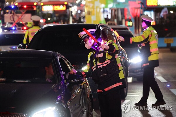 경기 화성시에서 음주단속을 피하려다가 경찰을 다치게 한 군사경찰 소속의 영관급 장교가 체포됐다. 연합뉴스