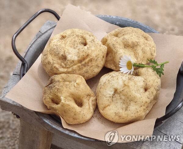 강원 춘천의 특산물로 자리 잡은 '감자빵'과 관련하여 상표권 침해 사건이 발생했다. 연합뉴스