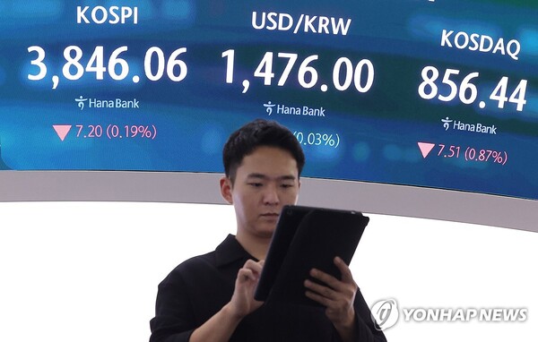 한국 증시에서 11월 초반부터 시작된 조정 국면에서 외국인 투자자들의 매도와 매수 경향이 뚜렷이 드러나고 있다. 연합뉴스