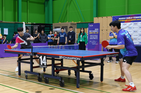 ▲사진: 한국거래소 곽유빈 선수와 참가자가 릴레이 경기를 진행하고 있다.