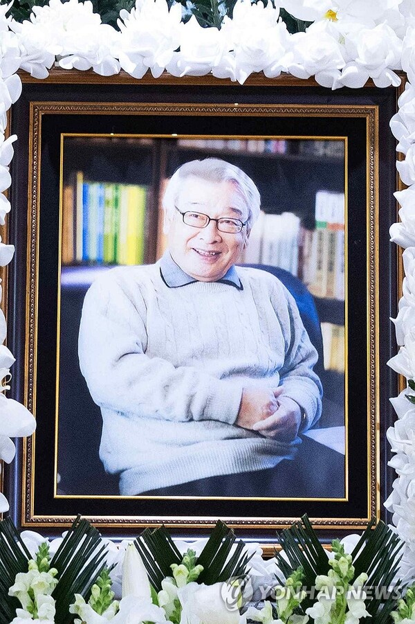 배우 이순재의 별세 소식이 전해진 가운데, 25일 정부는 그의 헌신을 기리며 금관문화훈장을 추서했다. 연합뉴스