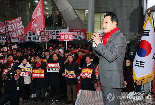 국민의힘은 26일 충남 천안에서 '민생회복 법치수호 국민대회'를 개최하면서 전국을 순회하며 대국민 여론전에 나서고 있다. 연합뉴스
