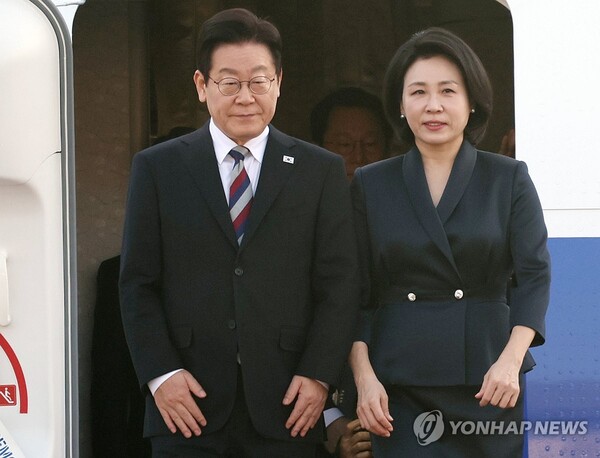 이재명 대통령이 아랍에미리트, 이집트, 튀르키예 등을 방문한 7박 10일간의 중동 및 아프리카 순방 일정을 마치고 26일 오전 귀국했다. 연합뉴스