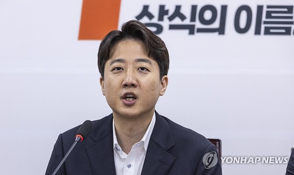 지난 5월 대선 후보 3차 TV 토론에서 논란이 된 여성 신체 관련 발언으로 논란을 일으킨 개혁신당 이준석 대표가 무혐의 결론을 받았다. 연합뉴스