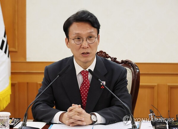 김민석 국무총리는 아동수당의 대상 연령을 점진적으로 확대해야 한다는 의견을 제시했다. 연합뉴스