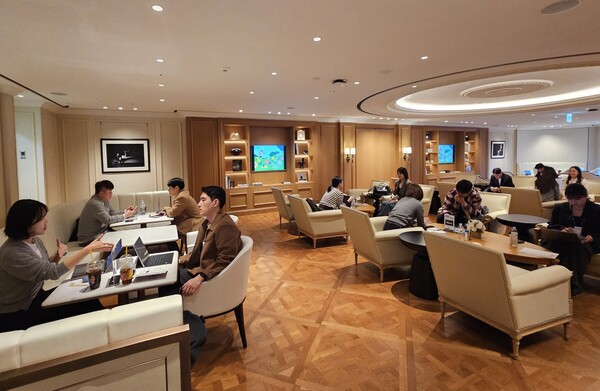 11월25일 신세계남산에서 열린 경기도 중소셀러 판매컨설팅에서 G마켓 MD가 셀러와 일대일 상담을 진행하고 있다.