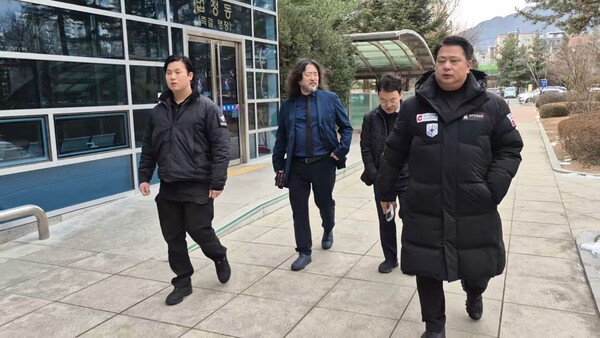 23일 오후 방송인 김어준 씨가 서울북부지법에서 열리는 명예훼손 혐의 공판에 출석하며 관계자들의 호위를 받고 있다. 김충식 기자