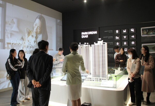 HS화성은 대구 수성구 수성동4가 996번지 일원에 공급하는 ‘범어역 파크드림 디아르’ 견본주택에 그랜드 오픈 이후 방문객들의 발길이 이어지며 분양 열기가 이어지고 있다고 밝혔다. HS화성 제공.