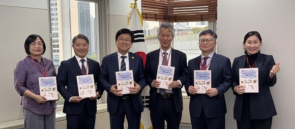 왼쪽부터 양정덕 세종충남지부장, 이승환 대구경부지부장, 최교진 교육부장관, 고진광 이사장, 김종성 사무총장, 오윤숙 사무처장