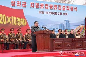 <b>김정은</b>, 지방발전 정책 강조… <b>성천군 공장</b> 건설 현장 재방문