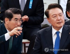 <b>김용현</b> 전 장관 재판…내란 혐의 둘러싼 법정 <b>공방</b> 본격화