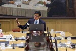 한국은행 기준금리 결정을 앞두고 긴장… 경제 지표 발표로 방향성 주목