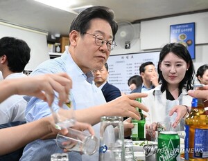 이재명 대통령 "<b>골목 상권</b> 살리기"…외식 통한 내수 경제 <b>활성화</b> 선언