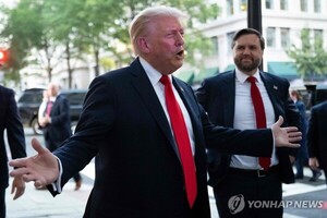 트럼프 "이스라엘, 하마스 <b>공습</b> 사전 통보 없었다"… 백악관과 또 엇갈...