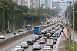 <b>추석 귀성길</b> 고속도로 <b>정체</b>… 서울→부산 7시간 30분 예상, 전국 575만 대...