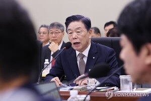 <b>독립기념관장</b> <b>김형석</b>, 국정감사에서 <b>사퇴</b> 요구 <b>거부</b>...논란은 계속되나...
